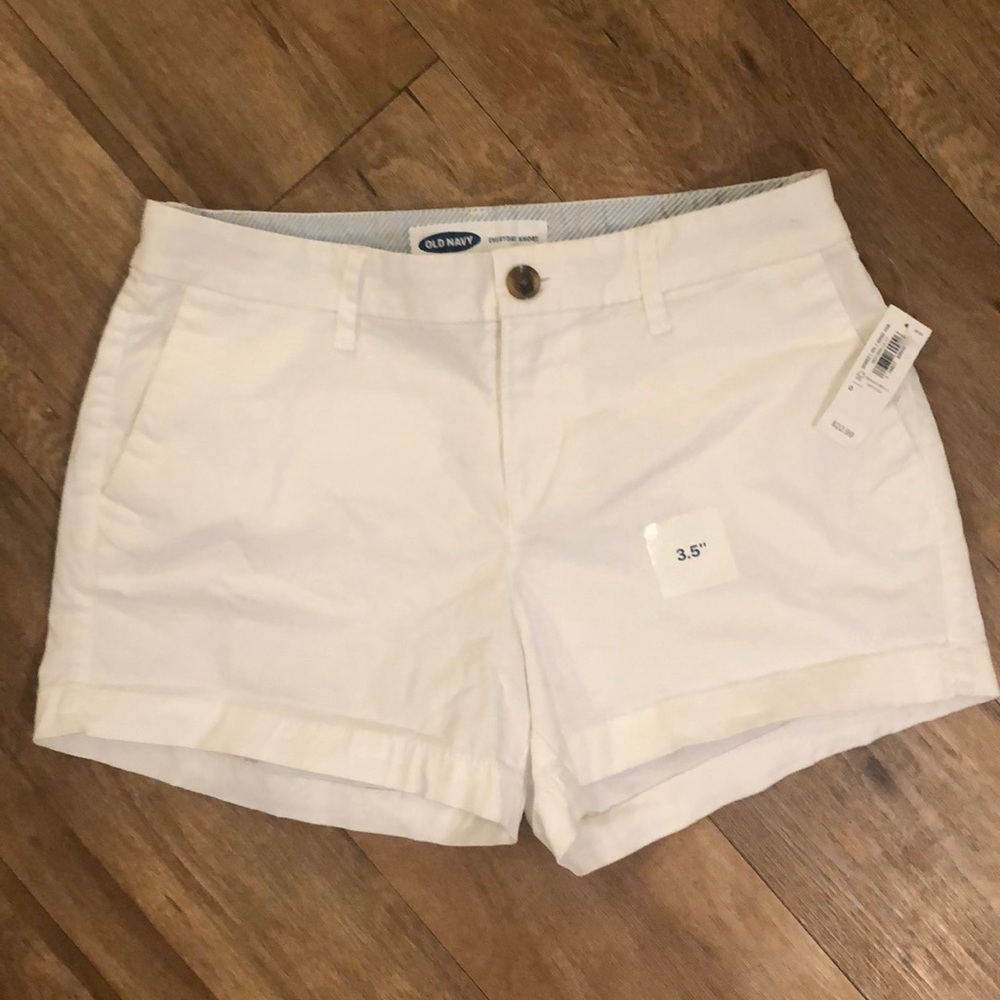 White Old Navy everyday shorts